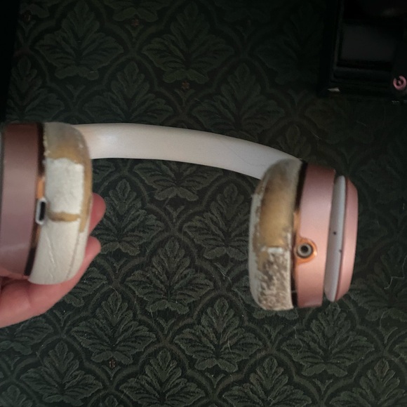 Beats Solo3 Wireless On-Ear Headphones - Rose Gold - Picture 9 of 10